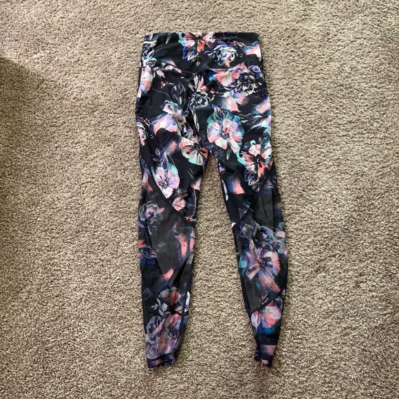 Size medium floral workout leggings - Picture 3 of 4